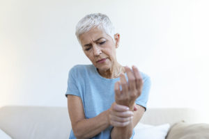 qual a conexao entre artrite reumatoide e menopausa