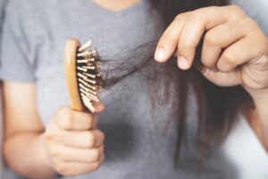 Leia mais sobre o artigo Menopausa e queda de cabelo: qual a relação?